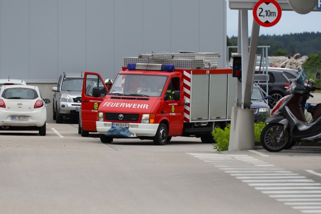 Feuerwehr und Notarzthubschrauber bei Personenrettung nach Arbeitsunfall in Pettenbach im Einsatz