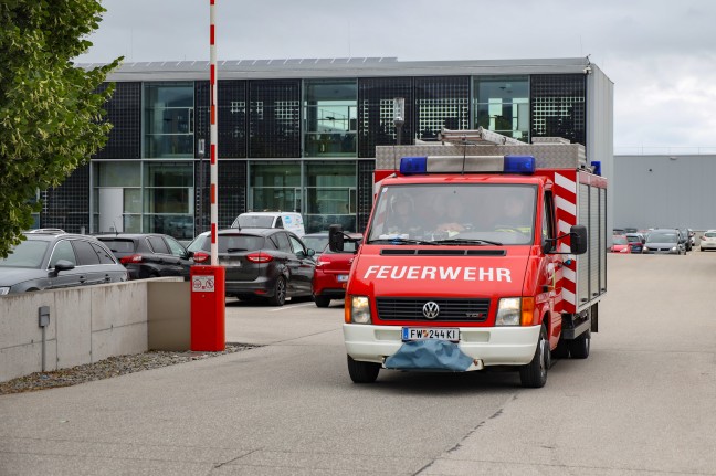 Feuerwehr und Notarzthubschrauber bei Personenrettung nach Arbeitsunfall in Pettenbach im Einsatz