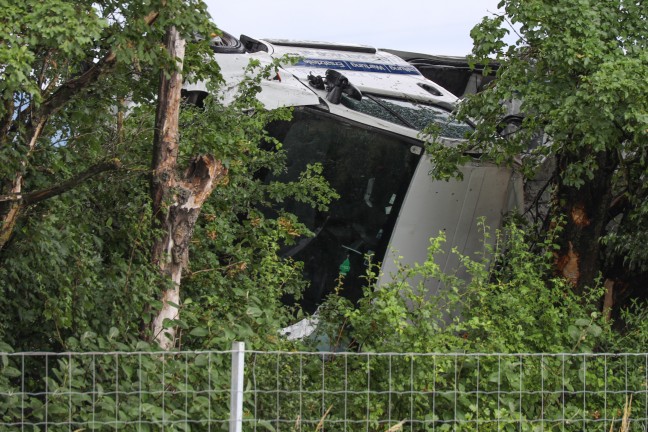 Kleintransporter bei Pucking von Welser Autobahn abgekommen - Unfall im Rückstau vor Unfallstelle