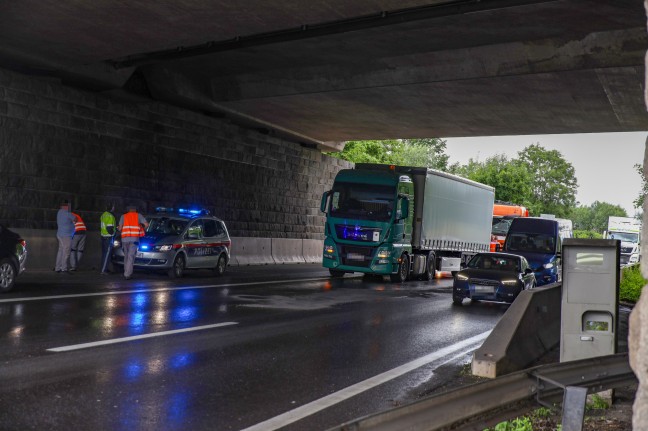 Kleintransporter bei Pucking von Welser Autobahn abgekommen - Unfall im Rückstau vor Unfallstelle