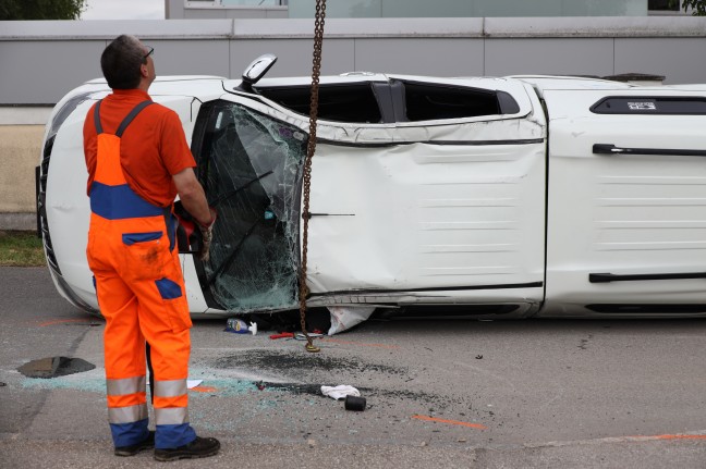 Auto bei heftiger Kreuzungskollision mit LKW in Hörsching überschlagen