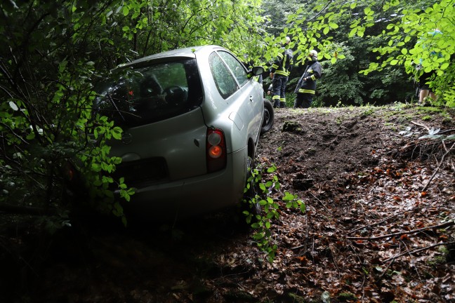 Autolenkerin bei Lichtenberg mit Auto in Waldböschung gelandet