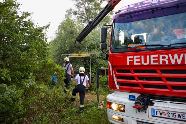 Auto bei Verkehrsunfall in Wels-Waidhausen beinahe in Teich und kleinem Bach gelandet