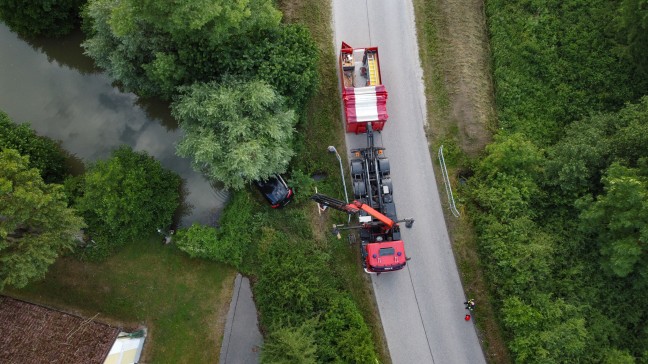 Auto bei Verkehrsunfall in Wels-Waidhausen beinahe in Teich und kleinem Bach gelandet