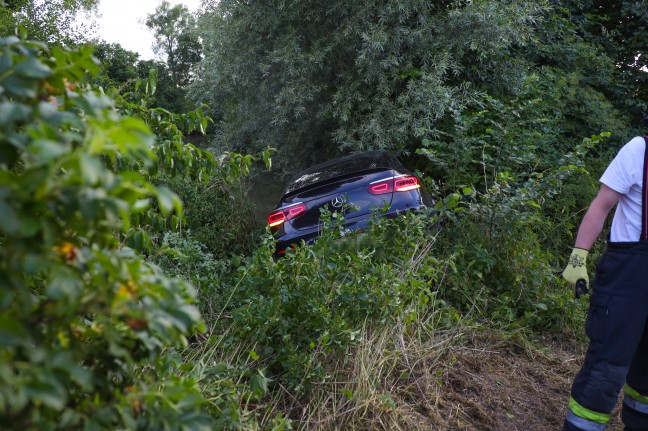 Auto bei Verkehrsunfall in Wels-Waidhausen beinahe in Teich und kleinem Bach gelandet