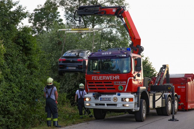 Auto bei Verkehrsunfall in Wels-Waidhausen beinahe in Teich und kleinem Bach gelandet