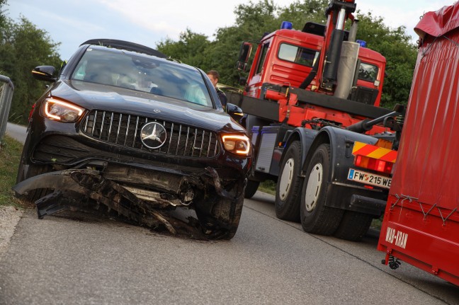 Auto bei Verkehrsunfall in Wels-Waidhausen beinahe in Teich und kleinem Bach gelandet