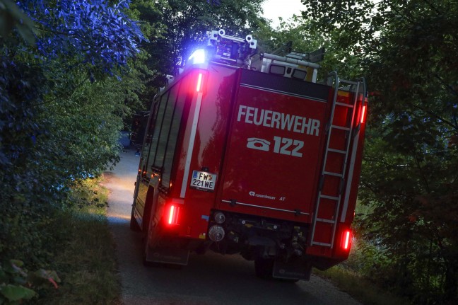 Einsatzkrfte der Feuerwehr bei vermutetem Flurbrand in Wels im Einsatz