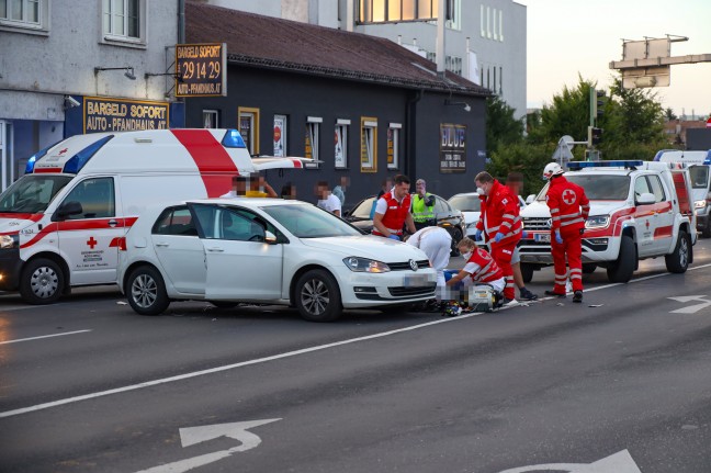 Motorradlenker bei Kollision mit ausparkendem Auto in Wels-Innenstadt schwerst verletzt