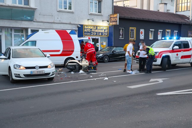 Motorradlenker bei Kollision mit ausparkendem Auto in Wels-Innenstadt schwerst verletzt