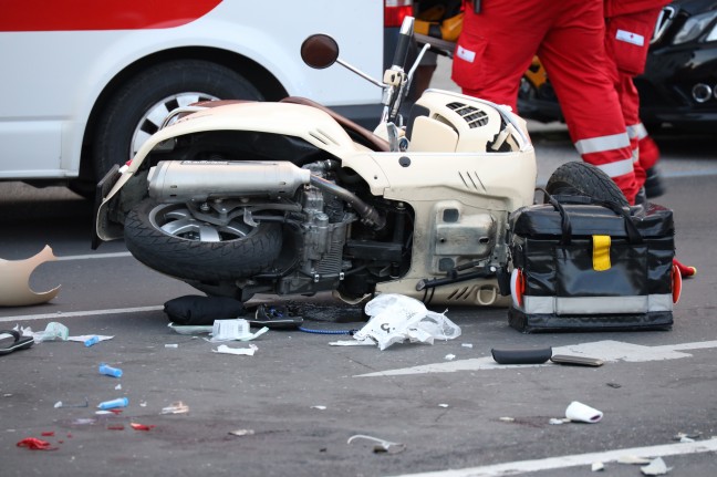 Motorradlenker bei Kollision mit ausparkendem Auto in Wels-Innenstadt schwerst verletzt