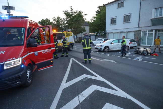 Motorradlenker bei Kollision mit ausparkendem Auto in Wels-Innenstadt schwerst verletzt