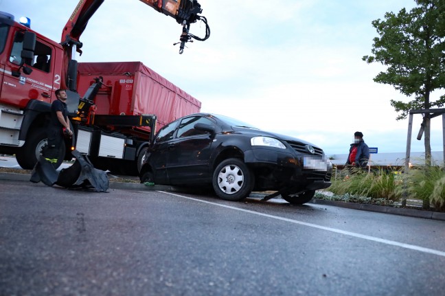 Auto steckte auf Parkplatz eines Einkaufszentrums in Wels-Schafwiesen im Regenwassersickerstreifen