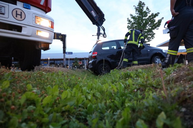 Auto steckte auf Parkplatz eines Einkaufszentrums in Wels-Schafwiesen im Regenwassersickerstreifen