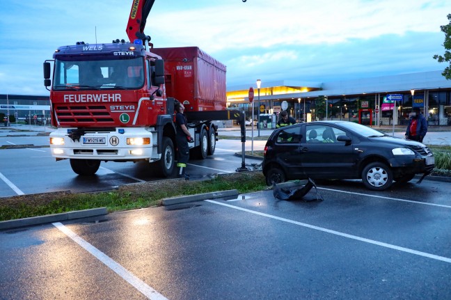 Auto steckte auf Parkplatz eines Einkaufszentrums in Wels-Schafwiesen im Regenwassersickerstreifen