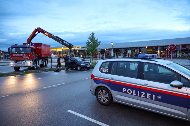 Auto steckte auf Parkplatz eines Einkaufszentrums in Wels-Schafwiesen im Regenwassersickerstreifen