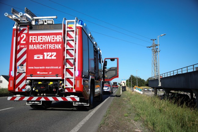 Pritschenwagen auf Wiener Straße bei Marchtrenk von Fahrbahn abgekommen