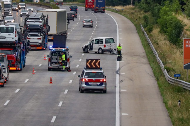 Auto auf Westautobahn bei Sipbachzell gegen Heck eines LKW gekracht