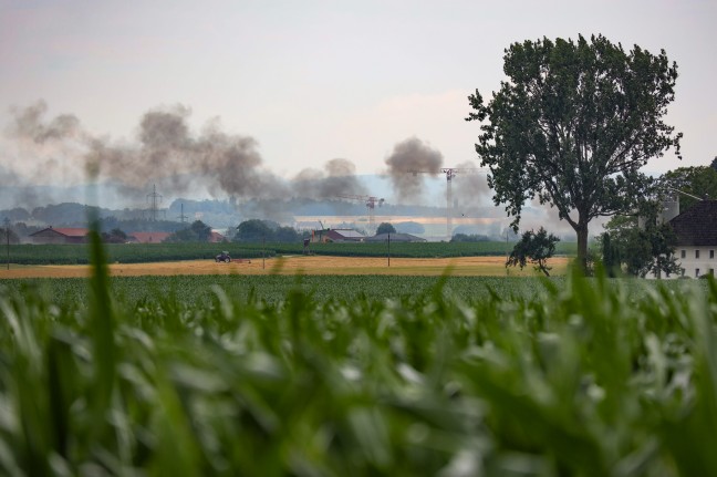 Brand einer Strohpresse auf einem Feld in Sattledt