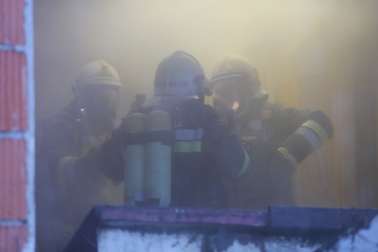 Mehrere Feuerwehren bei Brand gelagerter Pellets in Sipbachzell im Einsatz