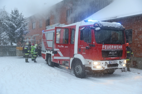 Mehrere Feuerwehren bei Brand gelagerter Pellets in Sipbachzell im Einsatz