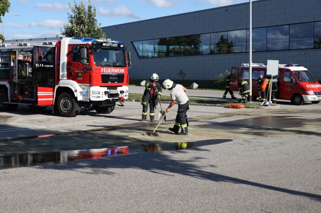 Hunderte Liter Diesel aus beschädigtem LKW-Tank fluteten Parkplatz in Sattledt