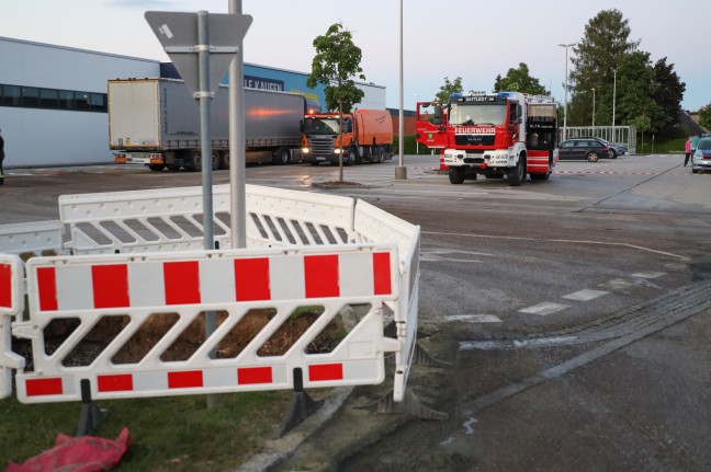 Hunderte Liter Diesel aus beschädigtem LKW-Tank fluteten Parkplatz in Sattledt