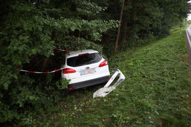Auto gegen Baumgruppe: Verkehrsunfall auf Innviertler Straße bei Kallham fordert zwei Verletzte