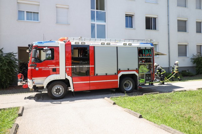 Küchenbrand in Wels-Vogelweide: Mieter durch Feuerwehrmann als Ersthelfer aus Brandwohnung gerettet