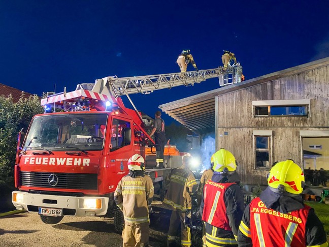 13 Feuerwehren bei Brand eines Holzhauses in Moosdorf im Einsatz