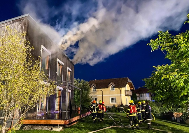 13 Feuerwehren bei Brand eines Holzhauses in Moosdorf im Einsatz