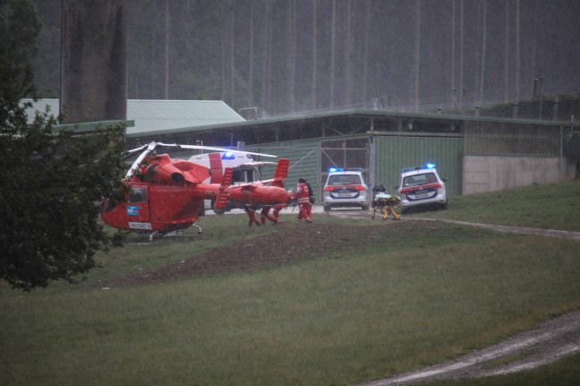Notarzthubschrauber nach landwirtschaftlichem Unfall in Buchkirchen im Einsatz