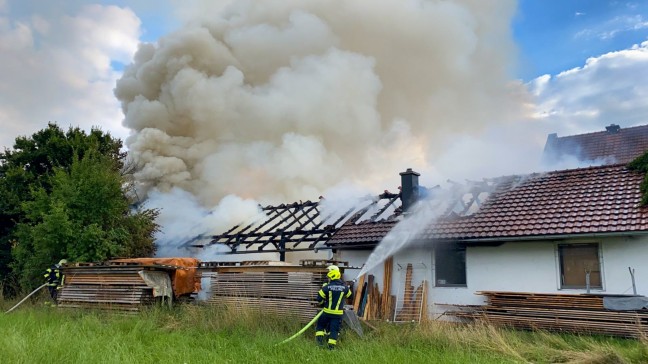 Acht Feuerwehren bei Brand eines Stadls in Altheim im Einsatz