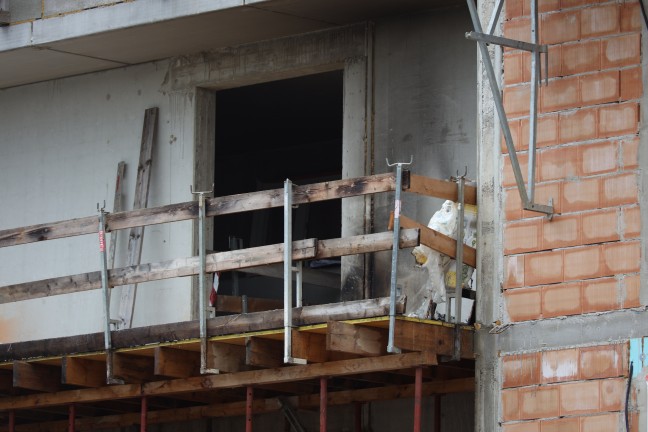 Brandeinsatz auf einer Baustelle in Traun