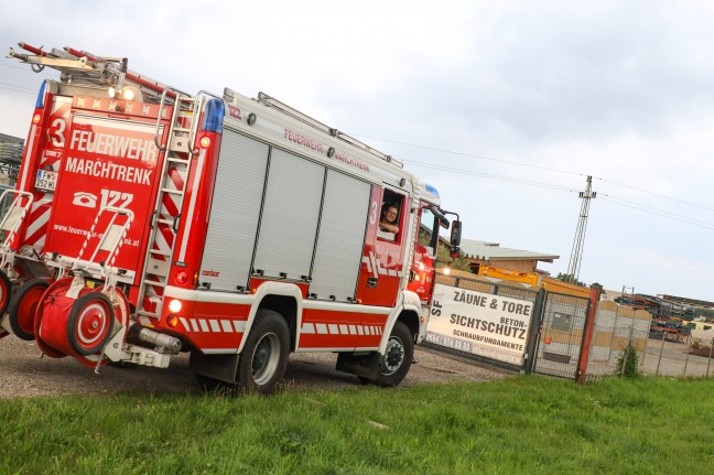 Lagerfeuer auf Firmenareal in Marchtrenk führt zu Einsatz zweier Feuerwehren