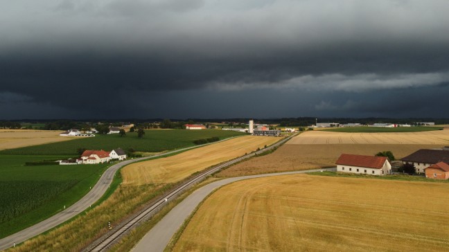 Gewitterfront mit Starkregen sorgt für zahlreiche Überflutungseinsätze in Oberösterreich