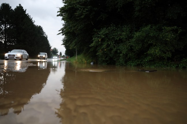 Gewitterfront mit Starkregen sorgt für zahlreiche Überflutungseinsätze in Oberösterreich