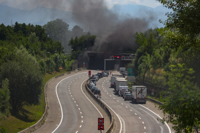 Brand im Tunnel Steinhaus-Taxlberg der Innkreisautobahn bei Steinhaus sorgt für größeren Einsatz