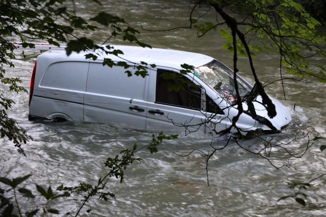 Auto bei spektakulärem Verkehrsunfall in Roßleithen in der Teichl gelandet