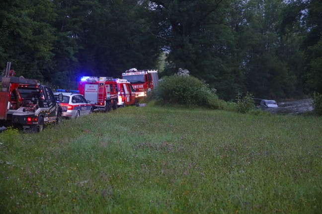 Auto bei spektakulärem Verkehrsunfall in Roßleithen in der Teichl gelandet