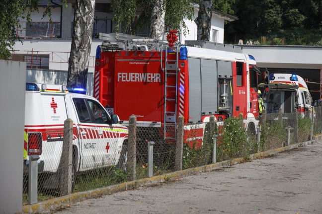 Personenrettung nach internem Notfall auf Baustelle in Grieskirchen