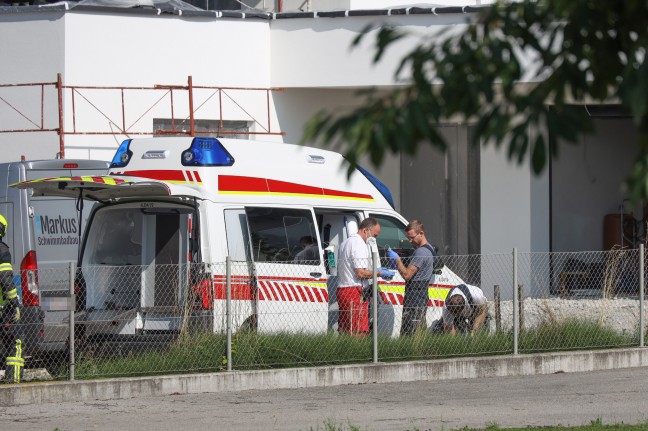 Personenrettung nach internem Notfall auf Baustelle in Grieskirchen