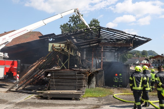 15 Feuerwehren bei Brand in einem Sägewerk in Frankenburg am Hausruck im Einsatz