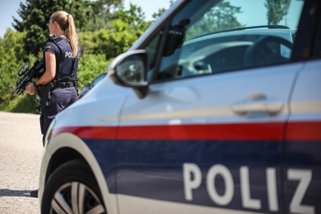 Polizeihubschrauber und Drehleiter der Feuerwehr bei Fahndung in Wels-Puchberg im Einsatz