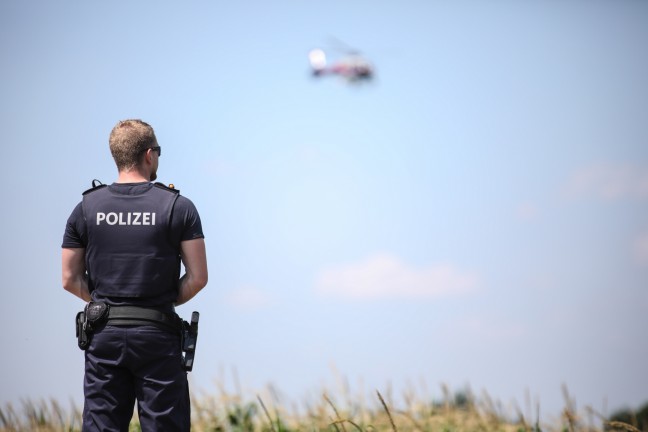 Polizeihubschrauber und Drehleiter der Feuerwehr bei Fahndung in Wels-Puchberg im Einsatz