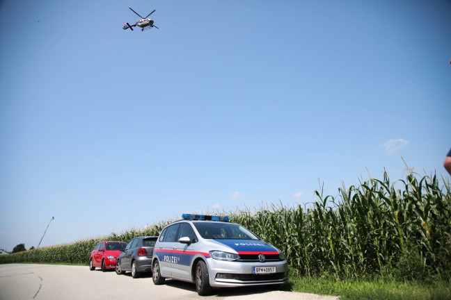 Polizeihubschrauber und Drehleiter der Feuerwehr bei Fahndung in Wels-Puchberg im Einsatz