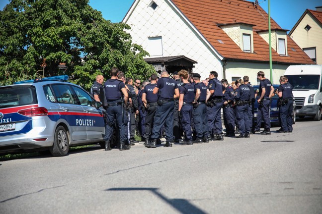 Polizeihubschrauber und Drehleiter der Feuerwehr bei Fahndung in Wels-Puchberg im Einsatz