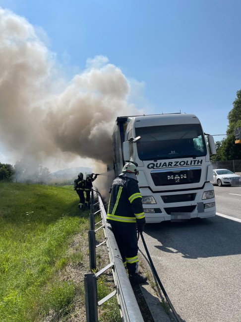 LKW-Brand auf Westautobahn bei Schörfling am Attersee sorgt für stundenlangen Stau