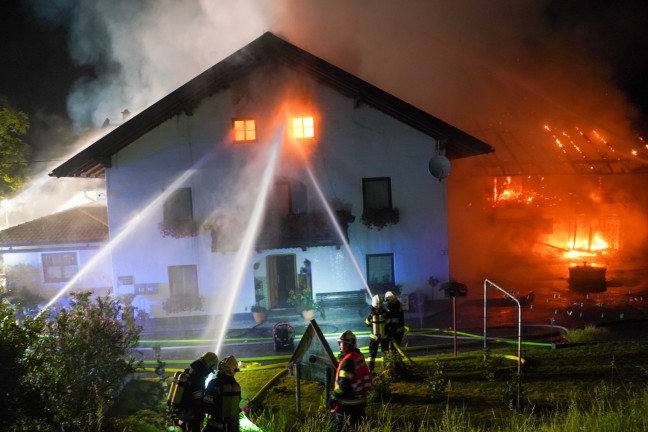 Elf Feuerwehren bei Großbrand eines Bauernhofes in Kirchberg bei Mattighofen im Einsatz