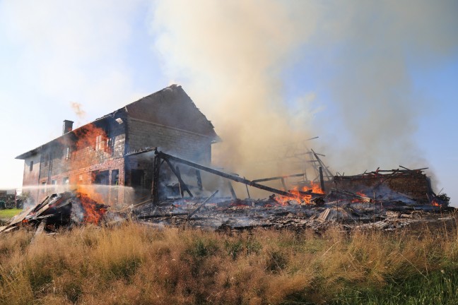 Acht Feuerwehren bei Großbrand eines Bauernhofes in Gramastetten im Einsatz